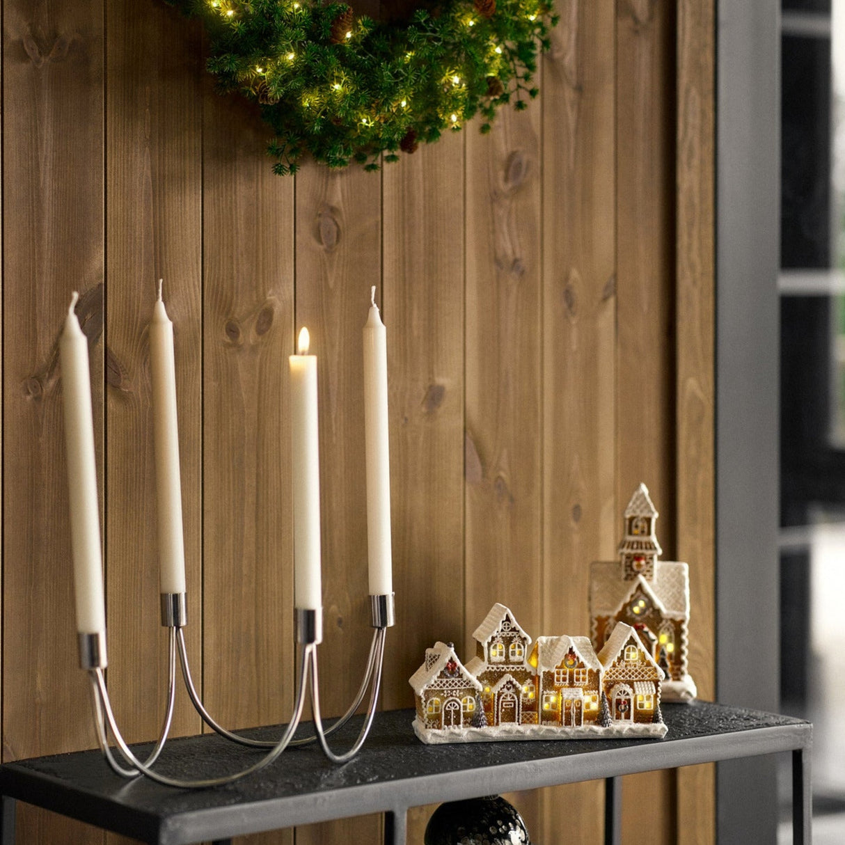 Pepparkakskyrka med LED-ljus