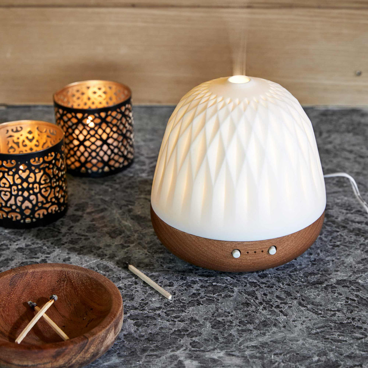 Mia diffuser med brun träbas