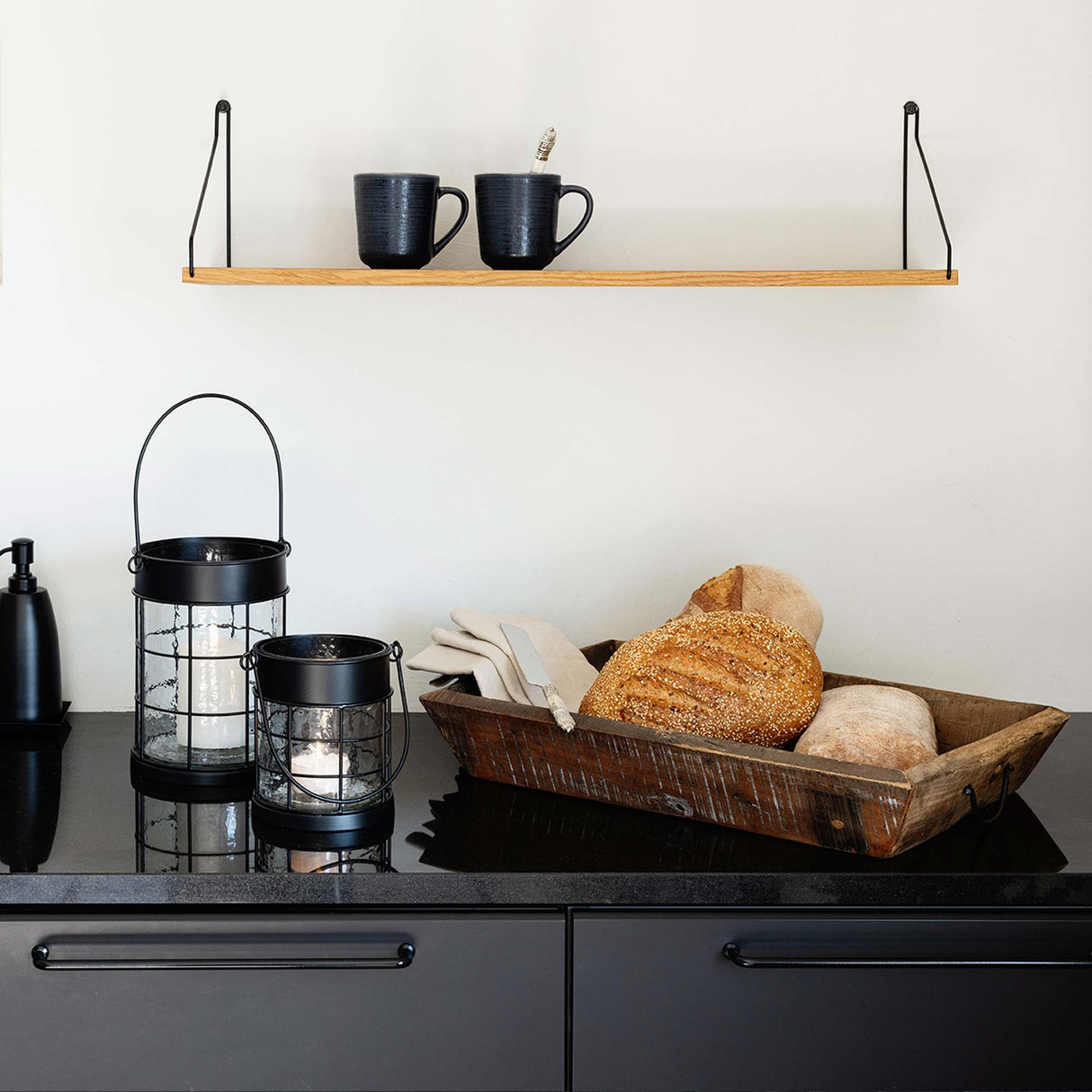 Madera bricka med metallhandtag