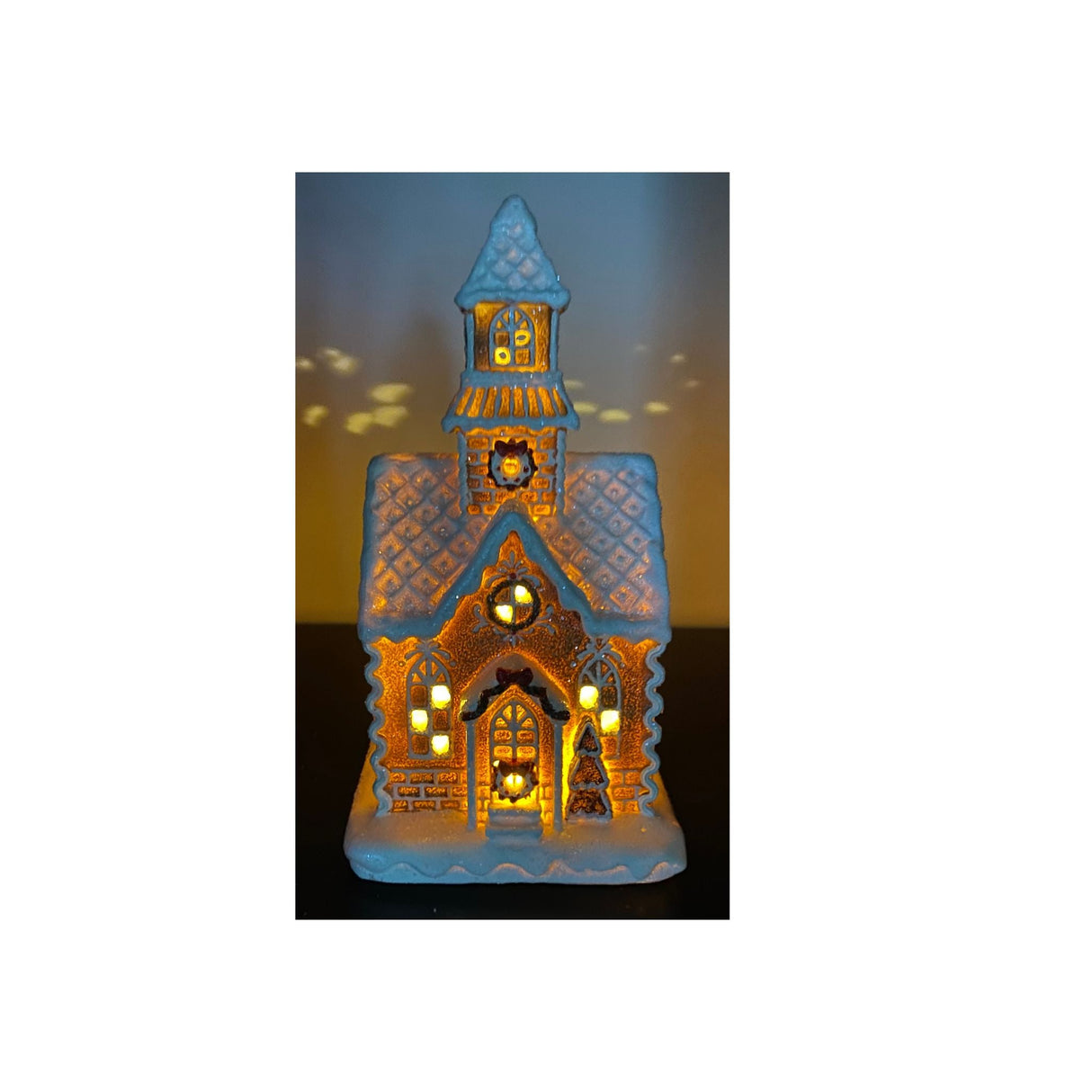 Pepparkakskyrka med LED-ljus