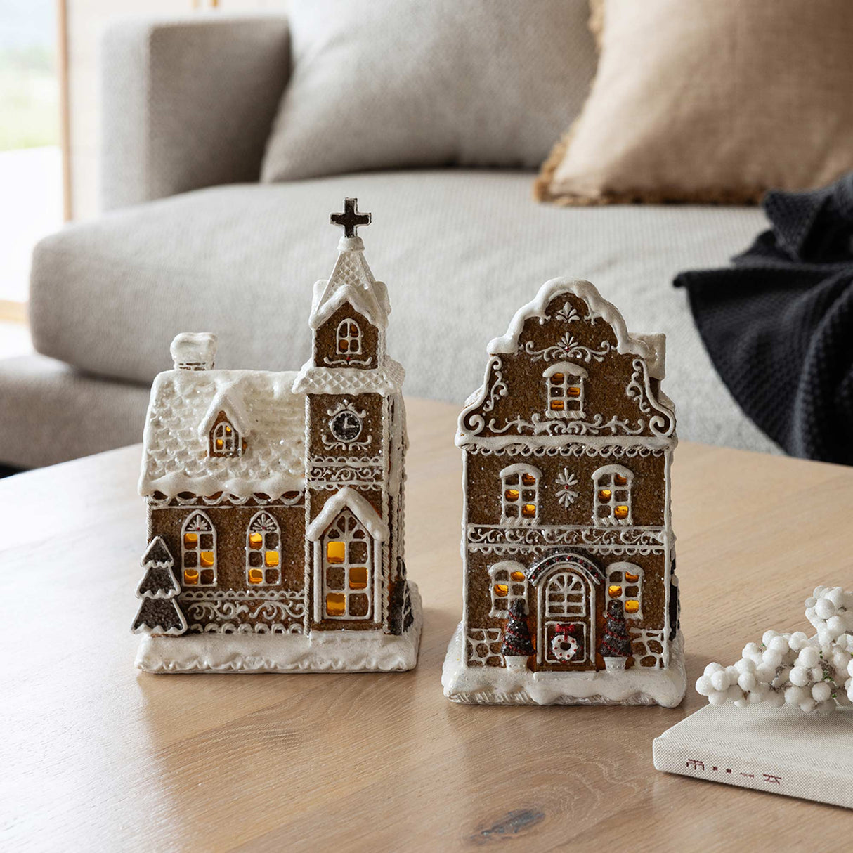 Gingerbread kyrka med LED-ljus