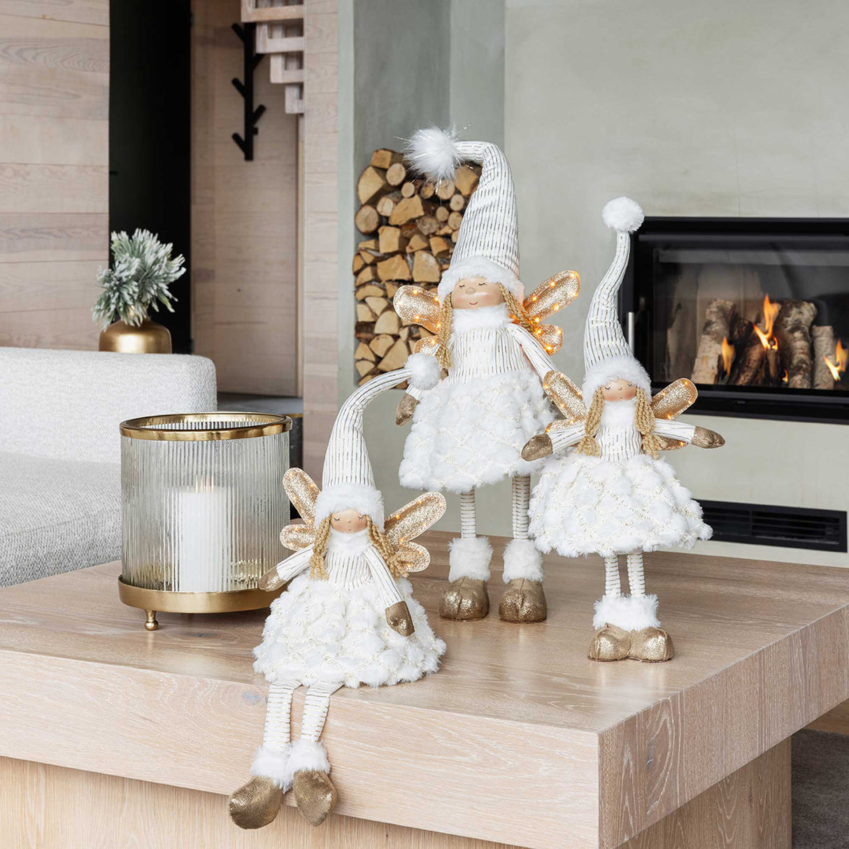 White Angel sittande